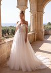 Suknia ślubna DOMENICA — Litera A, Off-shoulder, Koronka, Tiul — cała sylwetka